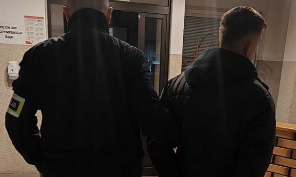 policjant z zatrzymanym.