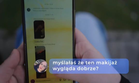 kadr z filmu, na komunikatorze widać wiadomości z hejtem.