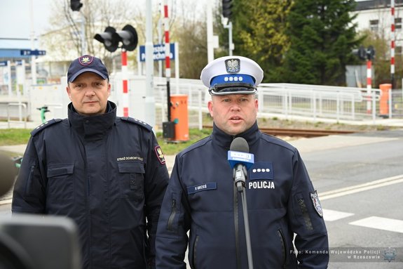 Zdjęcia z okolicy przejazdu kolejowego przedstawiające umundurowanych policjantów i pracowników kolei.&quot;