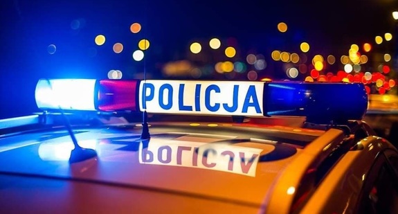 Policyjne sygnały świetlne na dachu radiowozu.