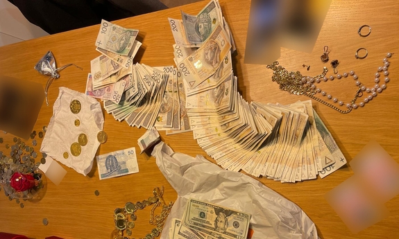 Zabezpieczone przez policjantów przedmioty, które skradli zatrzymani.