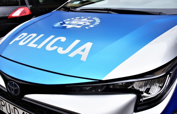 Maska policyjnego radiowozu i widoczny na niej napis Policja.