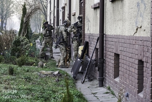 Policyjni kontrterroryści przygotowują się do siłowego wejścia.