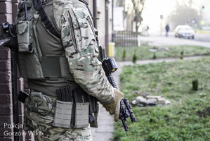 Policyjni kontrterroryści przygotowują się do siłowego wejścia.