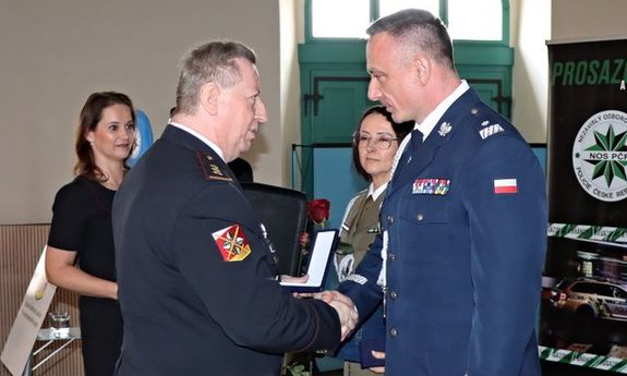 policjanci podają sobie rękę.