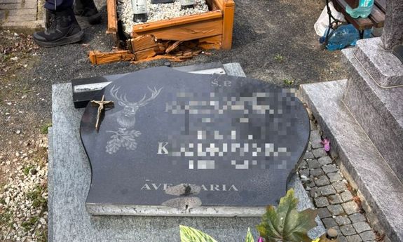Zniszczone nagrobki.