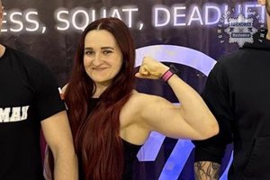 Zdjęcie przedstawia policjantkę, która wygrała zawody.