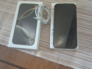 Telefon komórkowy i etui.