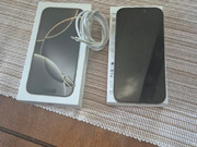 Zabezpieczony telefon i etui.