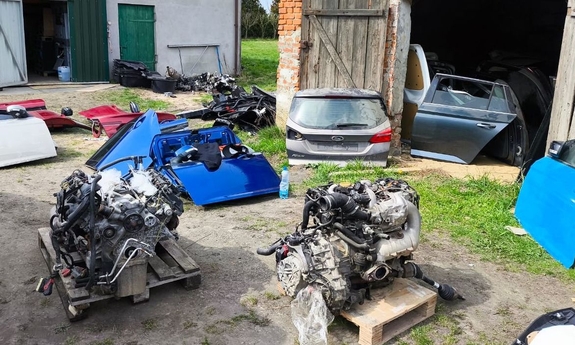 Części samochodowe na posesji.