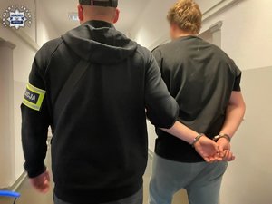 Policjanci z zatrzymanym mężczyzną.