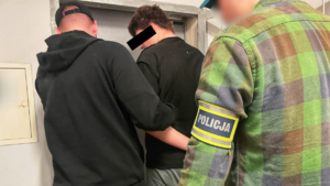 Policjanci z zatrzymanym mężczyzną.