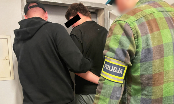 Policjanci z zatrzymanym.