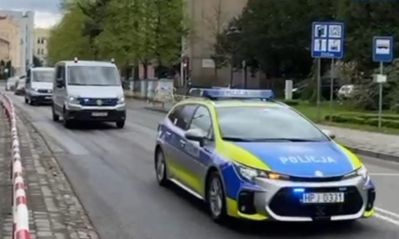 Radiowóz jadący ulicą.