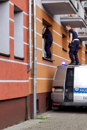 Policjanci na dachu radiowozu.