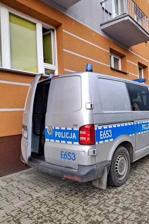 Radiowóz przy oknie mieszkania.
