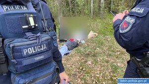 Policjanci w miejscu odnalezienia mężczyzny.