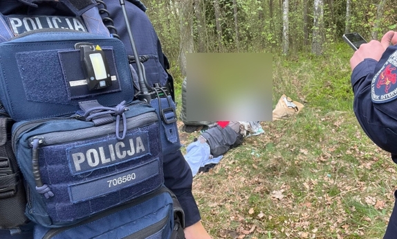 Policjanci w miejscu odnalezienia mężczyzny.