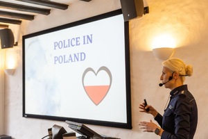Polska policjantka podczas prelekcji.