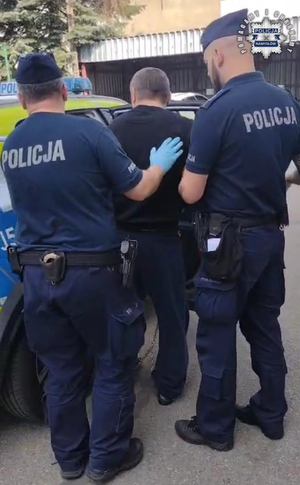 policjanci z zatrzymanym.