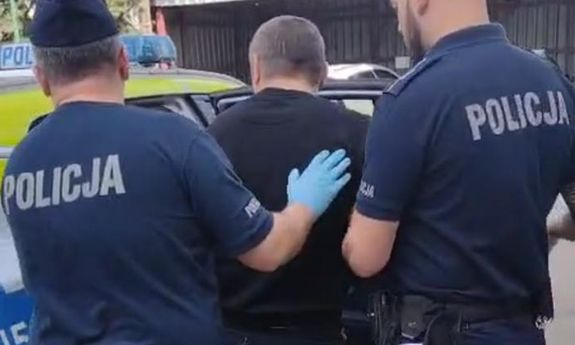 policjanci z zatrzymanym.