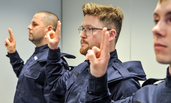 Na zdjęciu ślubujący policjanci.