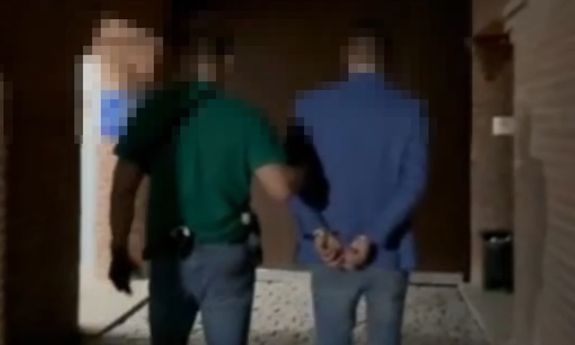 policjant z zatrzymanym oszustem.