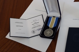 Medal w etui i dołączona do medalu legitymacja.
