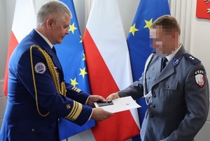 Wręczanie medalu funkcjonariuszowi BOA.