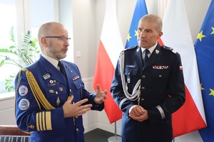 I zastępca komendanta głównego Policji nadinsp. Roman Kuster i Paweł Blasiak z WOPR.
