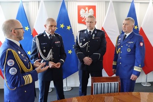 I zastępca komendanta głównego Policji nadinsp. Roman Kuster, Paweł Blasiak z WOPR, insp. Robert Kumor i przedstawiciel WOPR.