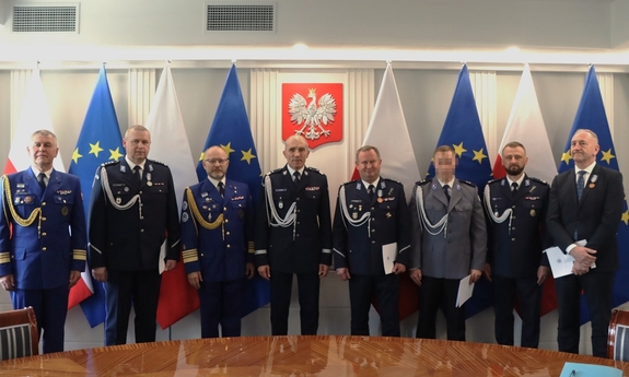 Zdjęcie grupowe uczestników uroczystości - policjanci i przedstawiciele WOPR.