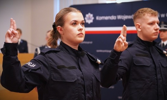 Policjant i policjantka podczas ślubowania.