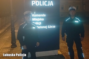 Dwaj policjanci drogówki pozujący do zdjęcia.