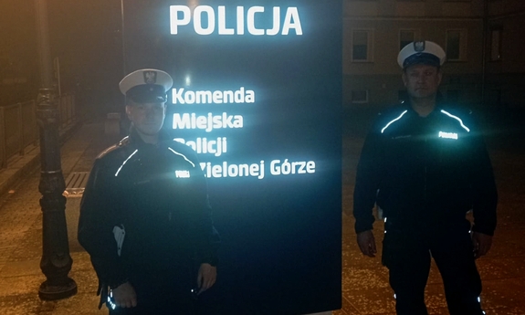 Dwaj policjanci drogówki pozujący do zdjęcia.