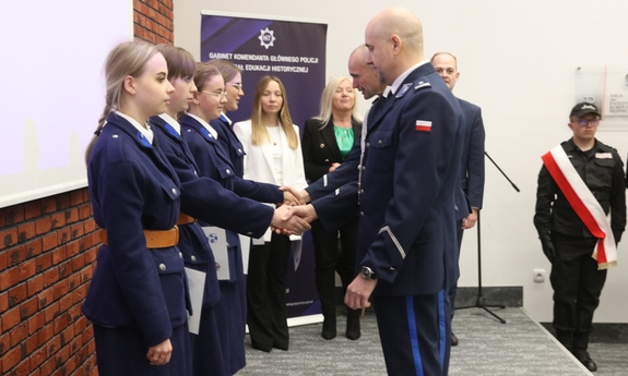 Uczniowie klasy mundurowej podczas ślubowania i policjanci.