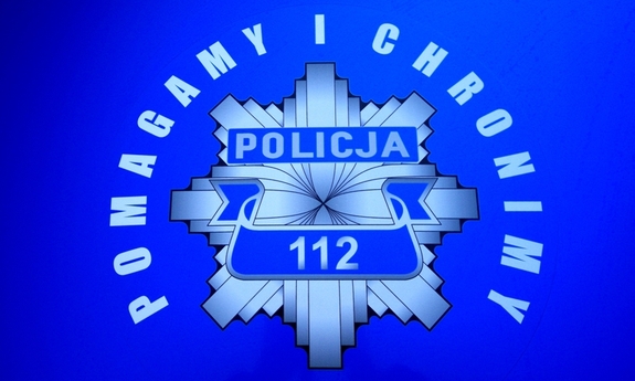 Logo Pomagamy i chronimy na granatowym tle.