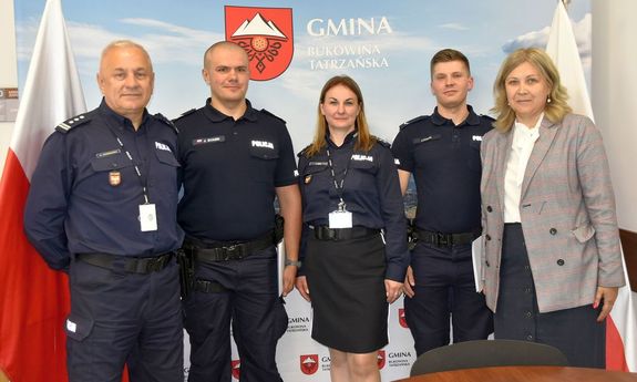 policjanci pozują do zdjęcia z burmistrzem.