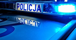 Włączone sygnały błyskowe na radiowozie.