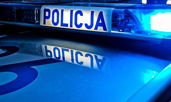 Włączone sygnały błyskowe na radiowozie.