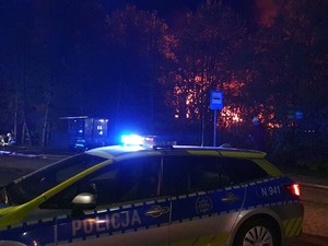 Policyjny radiowóz na miejscu zdarzenia.