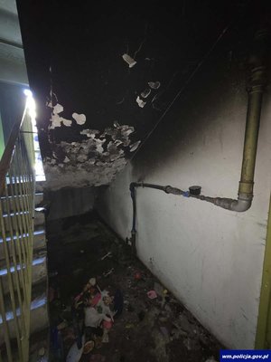 Wnętrze spalonej klatki schodowej.