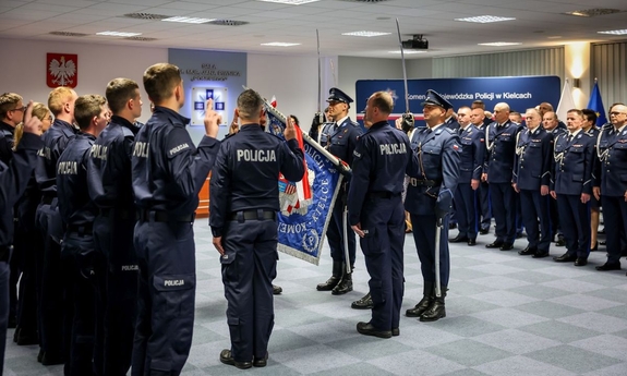 Policjanci podczas uroczystości ślubowania.
