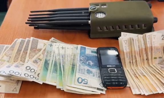 Zabezpieczone pieniądze, telefon komórkowy i zagłuszarka sygnału.
