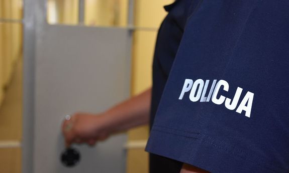 napis policja na rękawie mundurowego.