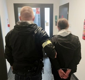 Policjant z zatrzymaną osobą.