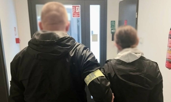 Policjant z zatrzymaną osobą.