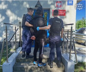Policjanci z zatrzymanym.