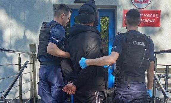 Policjanci z zatrzymanym.