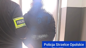 Policjant z zatrzymanym.